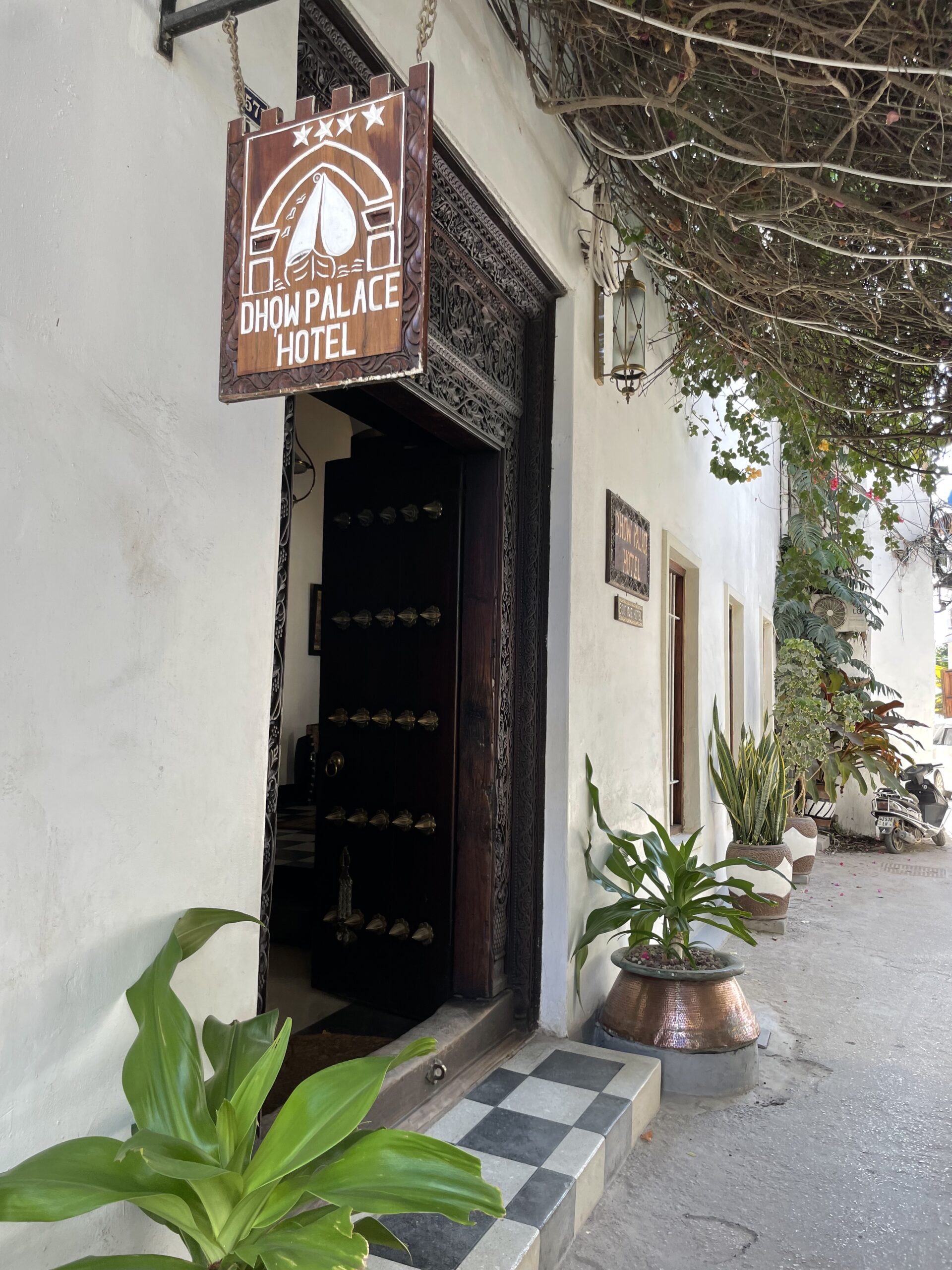 hotel zanzibar dhow inn